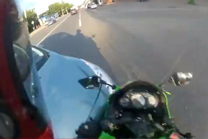 Automobilio ir motociklo avarija: pamokantis vaizdo įrašas