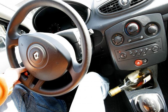 Kolegoms automobilyje „naminukės“ palikusiam pareigūnui – bauda
