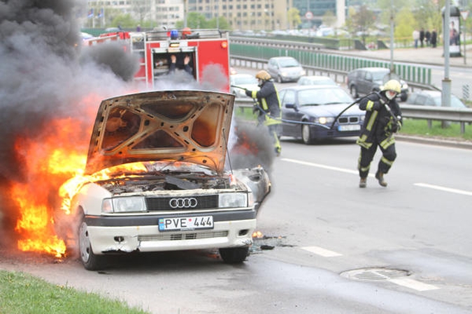 Vilniuje judrioje gatvėje sudegė automobilis