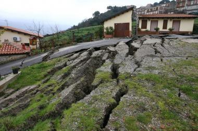Žemės nuošliauža pasigailėjo Italijos miestelio