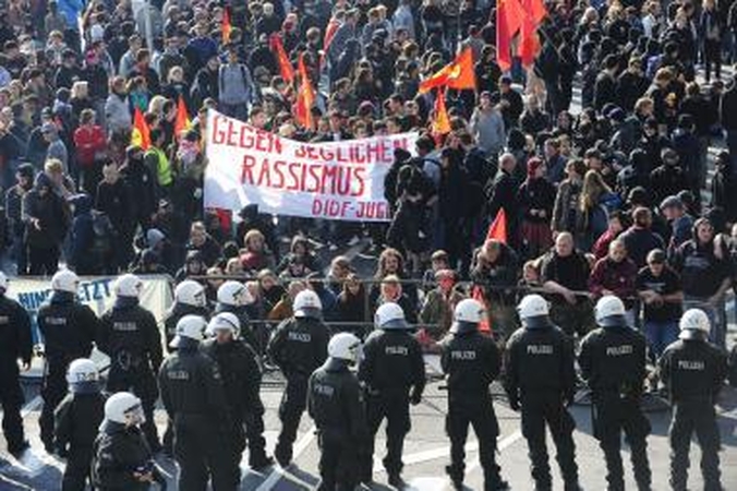 Kelne protestuotojai susirėmė su policija