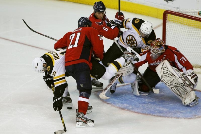 Čempionų titulą ginantys „Bruins“ serijoje išsiveržė į priekį