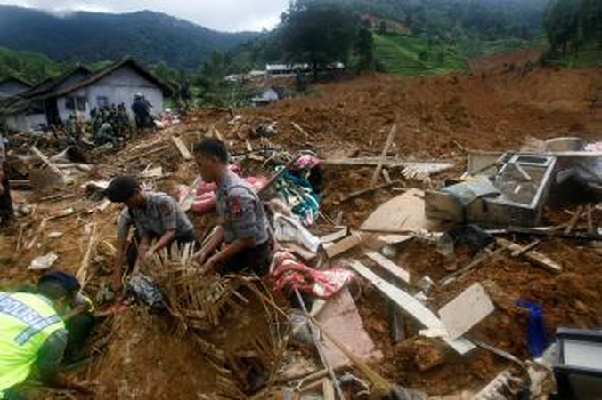 Indonezija: žemės nuošliauža galėjo nusinešti per 70 gyvybių