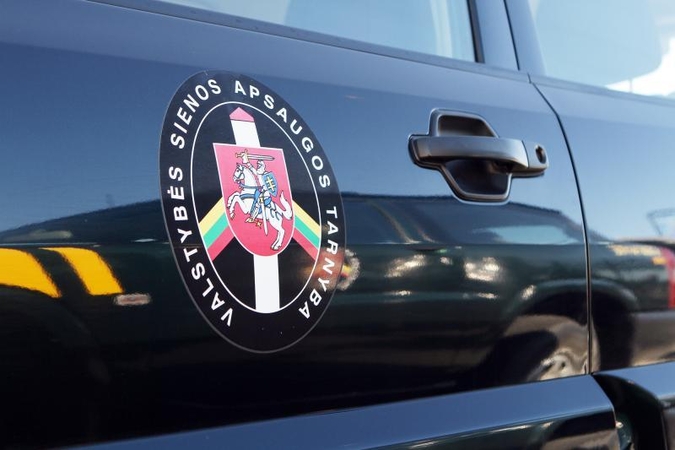 Neblaivaus pasieniečio mašina trenkėsi į stulpą