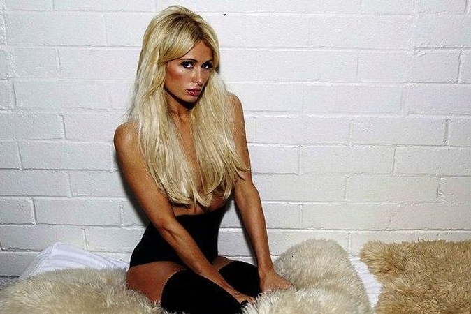 Apsinuoginusi Paris Hilton giriasi bendraujanti su Anglijos princais