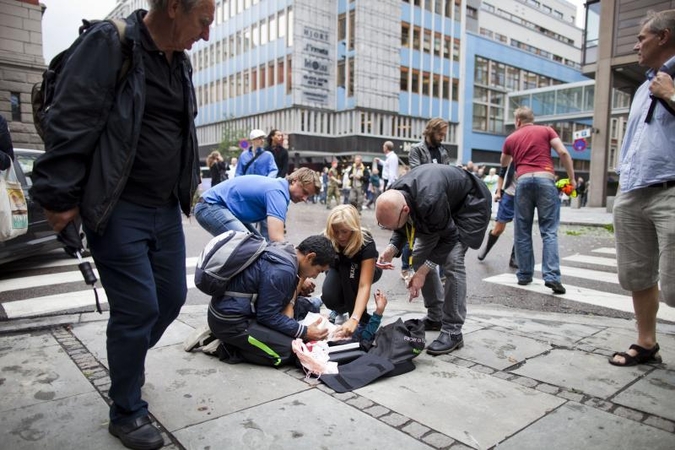 Norvegija gedi 91 žuvusiojo, įtariamas užpuolikas apklausiamas