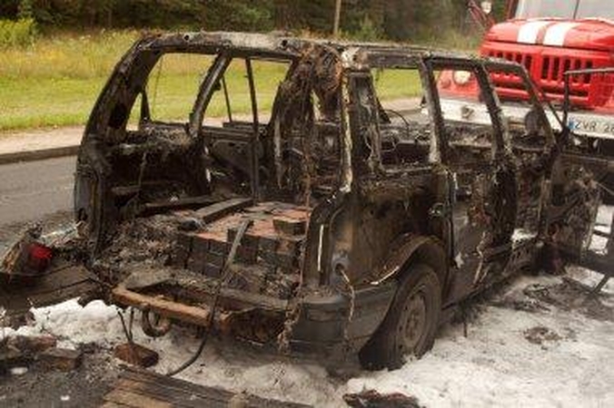 Sostinės pakraštyje sudegė „Renault Espace“