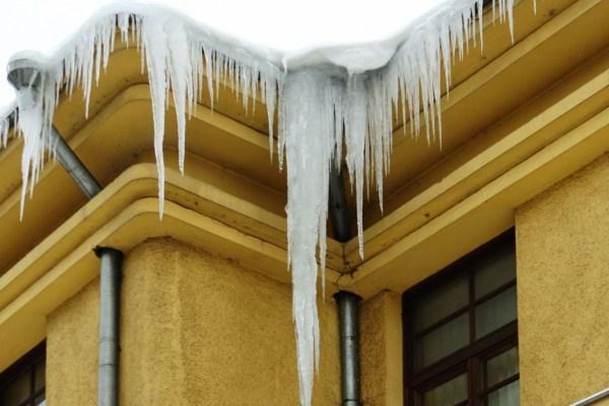 Pastatų savininkai ir prižiūrėtojai raginami nudaužyti varveklius