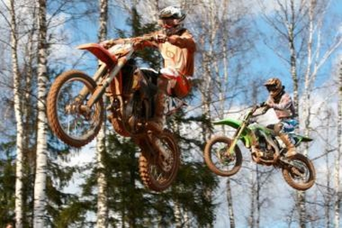 Motociklų kroso meistrai lenktyniavo Latvijoje