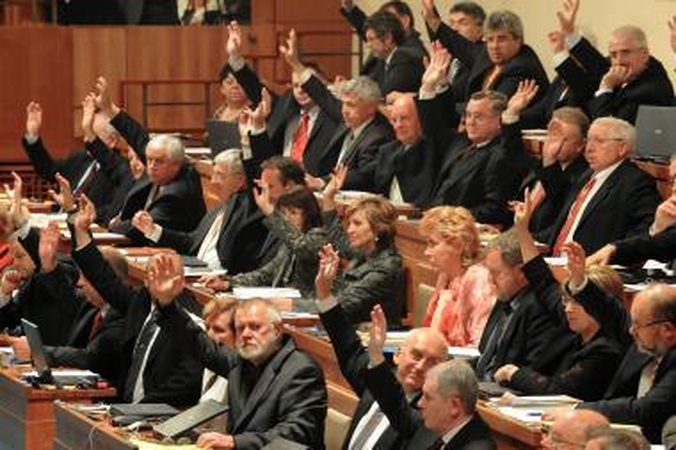 Čekijos vyriausybė laimėjo balsavimą dėl nepasitikėjimo