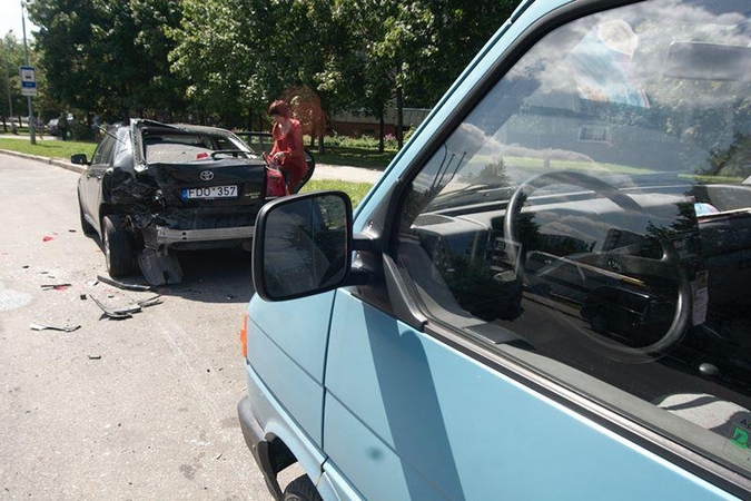 Sąmonę praradęs vairuotojas Šeškinėje taranavo automobilį