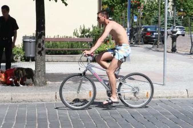 Tiltų gatvės šaligatviai – tik pėstiesiems 