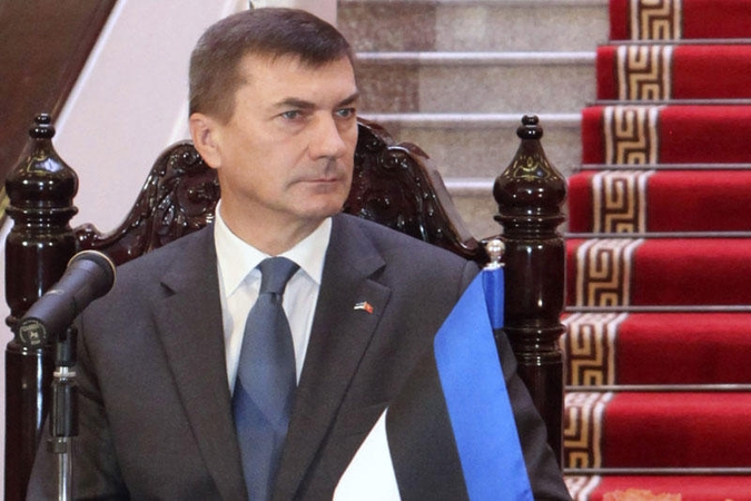 Estijos premjeras susižeidė petį šliuoždamas riedutinėmis slidėmis