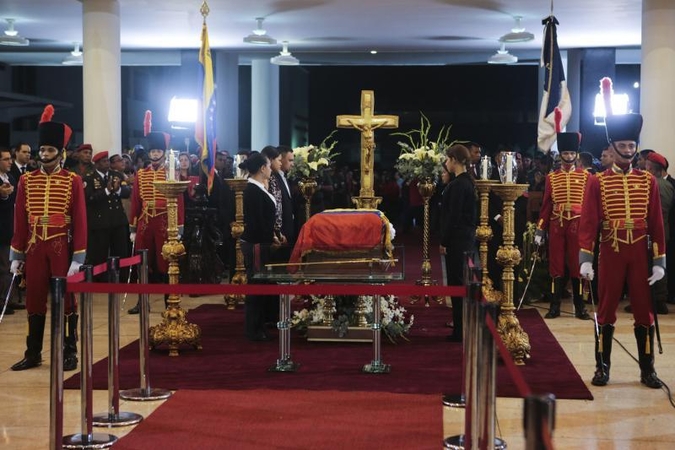 H. Chavezas pašarvotas atvirame karste, su juo gali atsisveikinti visi