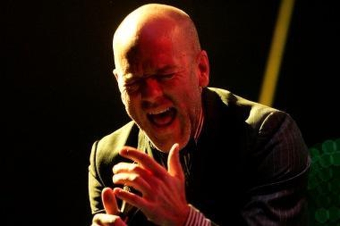 „R.E.M.“ lyderis klaupėsi prieš gerbėjus