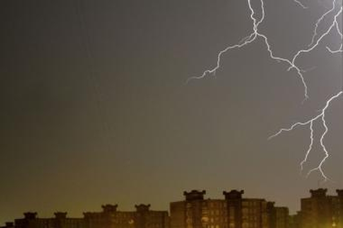 Ugniagesiai pataria gyventojams, kaip elgtis žaibuojant ir kilus stipriam vėjui