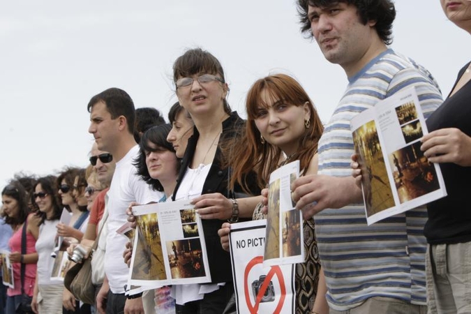 Gruzijoje žiniasklaidos priemonės protestuoja prieš grupės fotoreporterių areštą