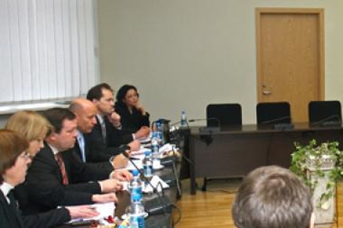 Ministrai tarėsi, kaip mažinti biurokratizmą konsulinėse įstaigose