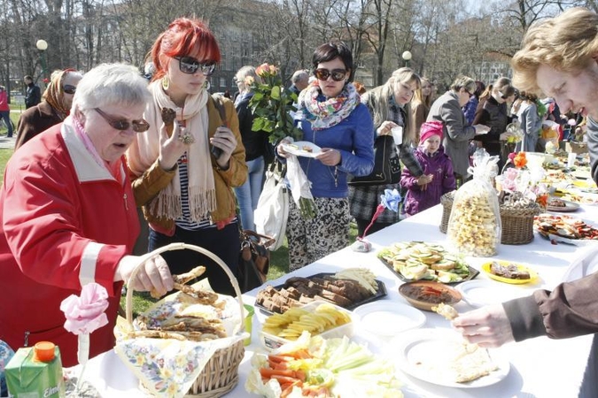 Klaipėdos menininkai mamoms surengė viešą puotą (foto)