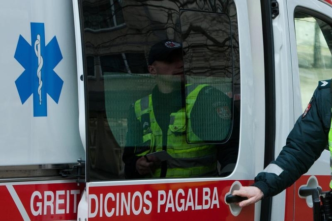 Kauno rajone ant kelio rastas negyvas vyras
