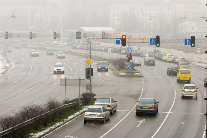 Eismo sąlygas sunkina plikledis ir rūkas, įspėja kelininkai