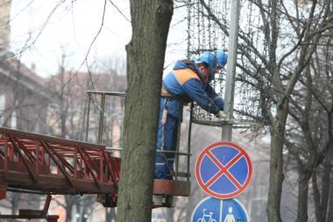 Klaipėdoje nukabinamos šventinės dekoracijos