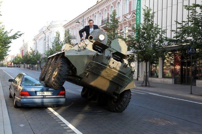 "Associated Press" pasipiktino sumontuota A.Zuoko nuotrauka su šarvuočiu