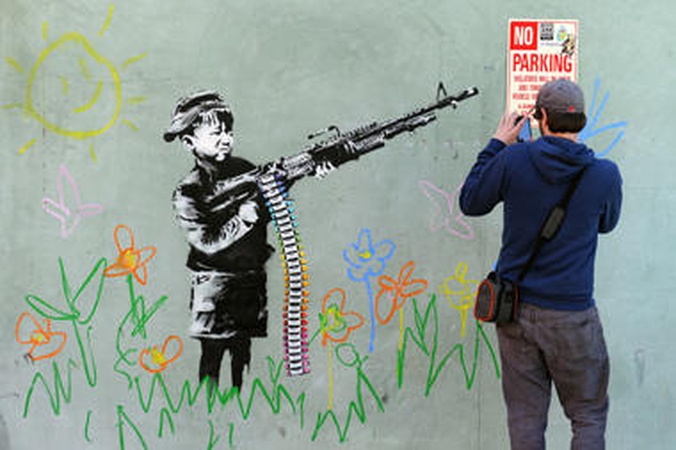 Banksy neleista „Oskarų“ teikimo ceremonijoje pasirodyti su kauke