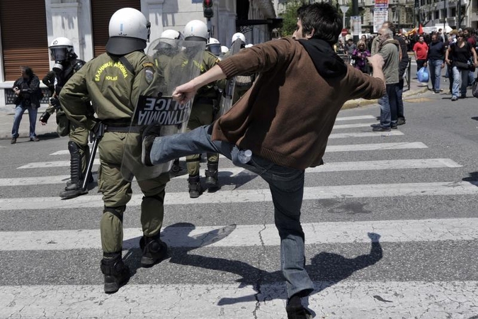 Atėnuose demonstracijos dalyviams akmenimis apmėčius policiją, ši paleido ašarines dujas