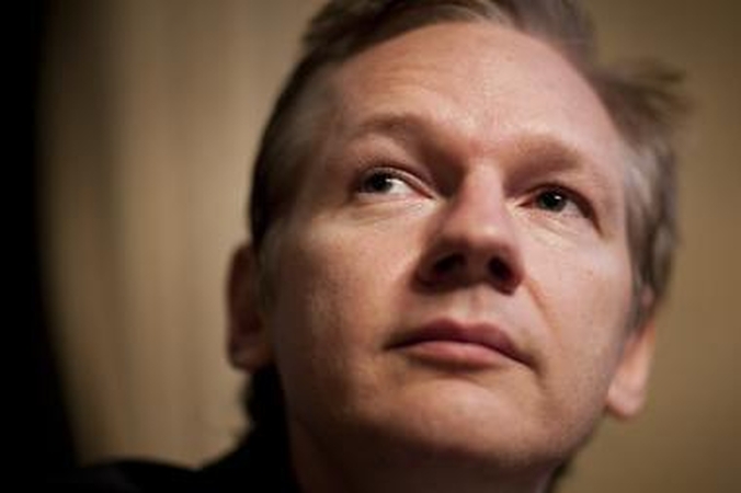 "WikiLeaks" įkūrėjo sūnus ragina su jo tėvu elgtis "apolitiškai"