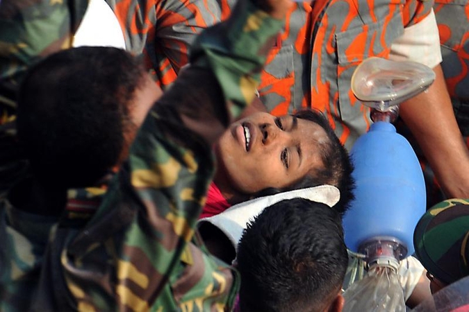Bangladeše po griuvėsiais 17 parų išbuvusi moteris „sparčiai taisosi“