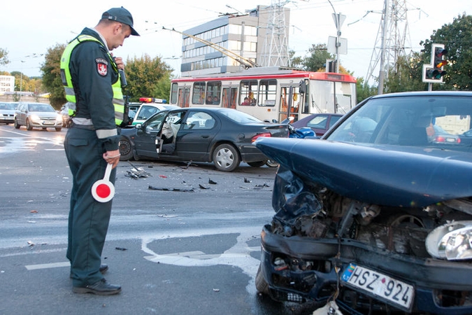 Vilniuje susidūrus automobiliams nukentėjo motociklininkas