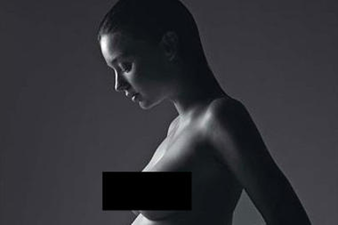 Besilaukianti manekenė M.Kerr nuoga pozavo žurnalui