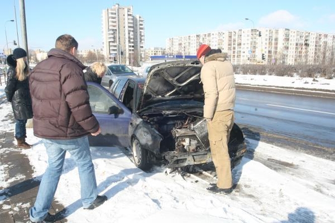 Užsidegus automobiliui, niekas padėti neskubėjo