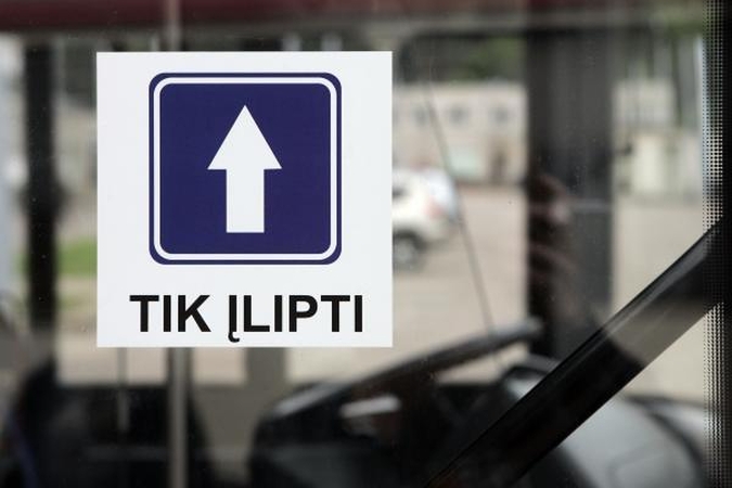Vilniečiai rengia išbandymą naujai keleivių laipinimo į viešąjį transportą tvarkai