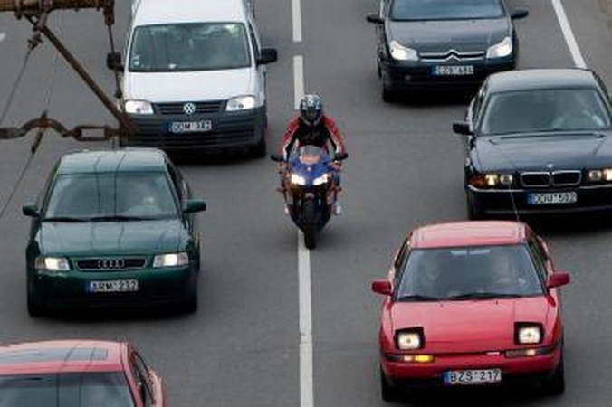 Važiuoti su įjungtomis dienos šviesos lempomis yra saugiau