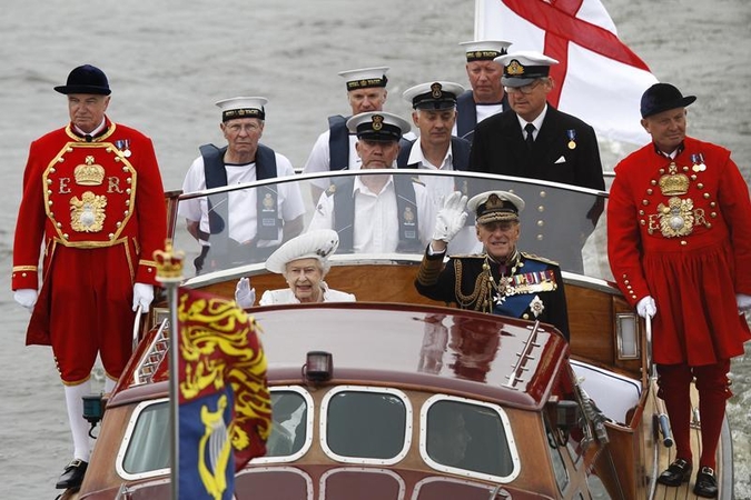 Elizabeth II garbei – tūkstančio laivų paradas