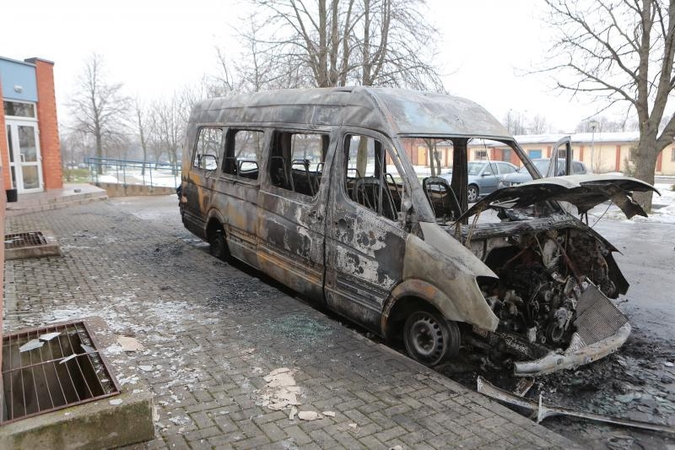 Padegėjai Klaipėdoje supleškino laidojimo įmonės mikroautobusą