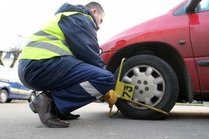 Neapsidraudusių vairuotojų automobiliai bus blokuojami prie pat durų