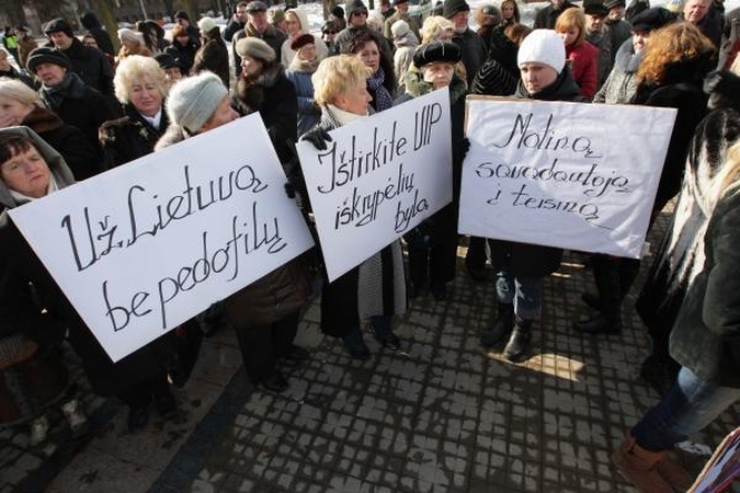 Protestuotojai prieš pedofiliją reikalavo daugiau prokurorų galvų (papildyta)
