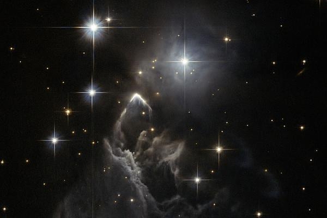 "Hubble" užfiksavo paslaptingą šviesulį turinčio ūko nuotrauką