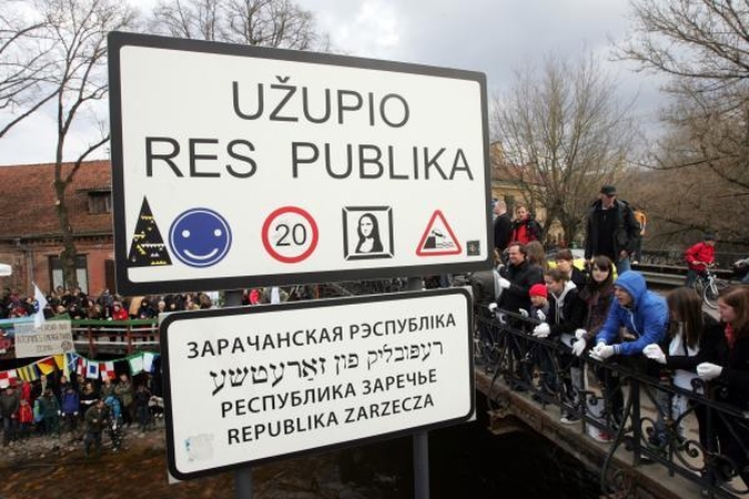 Atidengiama Užupio konstitucija švedų kalba
