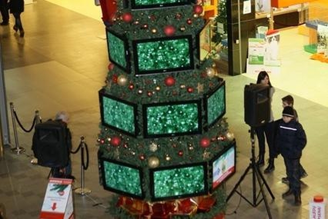 Kaune įžiebta vienintelė Europoje iš televizorių pagaminta Kalėdų eglė