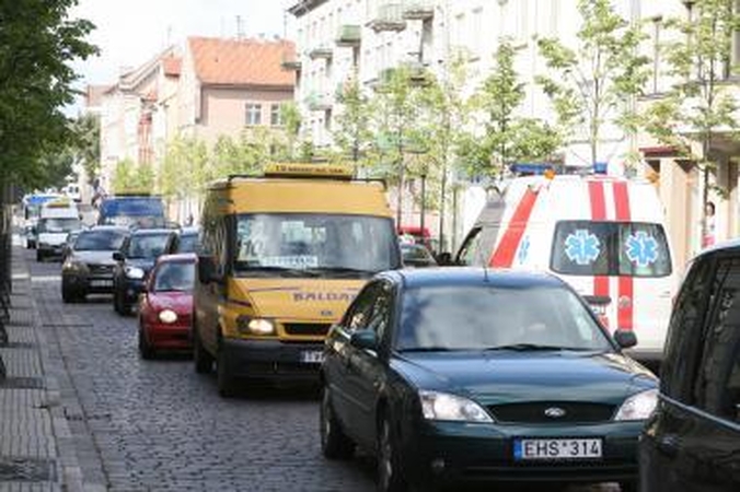 Tiltų gatve uždraus važiuoti automobiliams