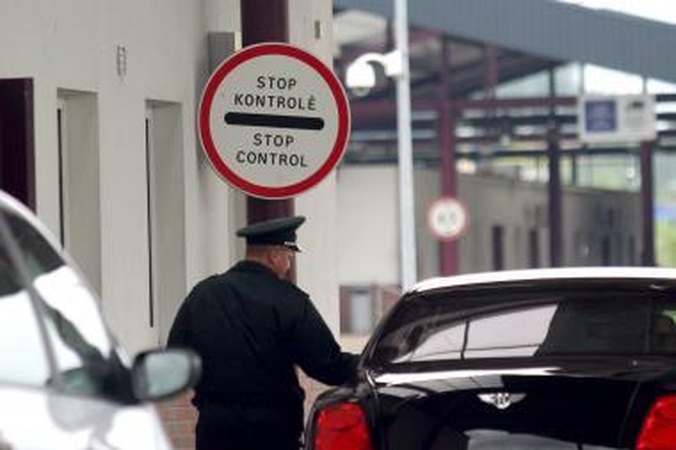 Į Rusiją skubėjusiems vairuotojams skirtos baudos