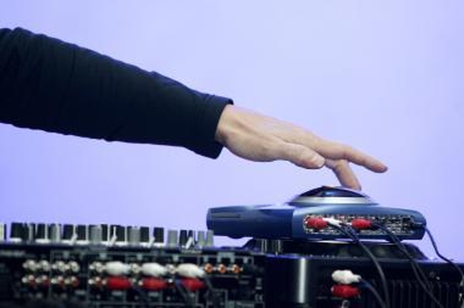 „Exit“ aplankys šokių muzikos legenda Nickas Warrenas   