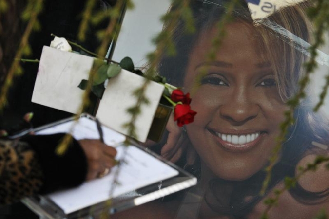 JAV žvaigždės pareiškė paskutinę pagarbą Whitney Houston