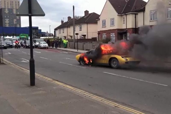 „Lamborghini Miura SV“ virto pelenais pačiame Londono centre