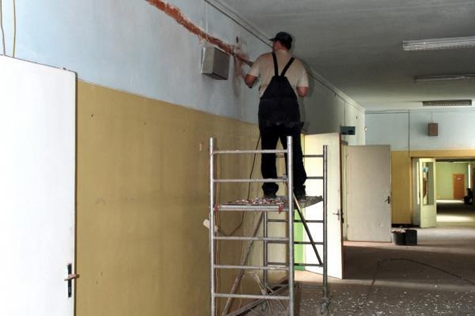 Statybininkai paliko Biržų "Aušros" vidurinę mokyklą apgriautą ir apdergtą 