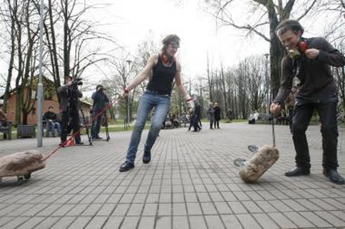 Per Klaipėdos skulptūrų parką riedėjo akmenys